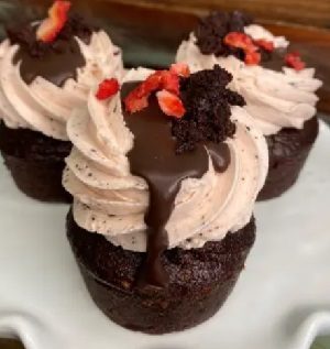Strawberry Cookies and Cream Cakes (12 units GF V)